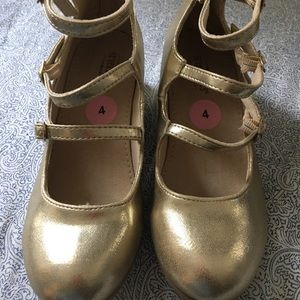 Girl’s gold dress shoes